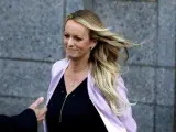 La actriz porno Stormy Daniels sale del Tribunal Federal de Nueva York (EE UU), tras una audiencia que involucra a Michael Cohen, abogado personal del presidente, Donald Trump.