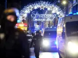 Agentes de polic&iacute;a hacen guardia cerca del mercadillo de Navidad de Estrasburgo (Francia), donde un individuo armado acab&oacute; con la vida de al menos tres personas.