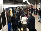 El escenario 2 de protocolo de contaminación en Madrid también se ha dejado sentir en el Metro con una mayor afluencia de viajeros.