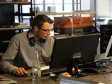 Un trabajador frente al ordenador
