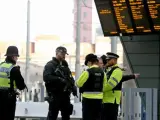 Policía en la estación de tren Victoria de Manchester.