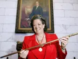 Rita Barberá muestra el bastón de mando en la la sesión constitutiva del Ayuntamiento de Valencia, en junio de 2007.