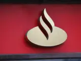 Logo del Banco Santander en una oficina bancaria.