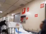 Imagen de varios pacientes tumbados en camas en un pasillo de urgencias de un hospital catalán.