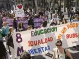 Varios cientos de personas, en la manifestación por el Día de la Mujer en Sevilla.