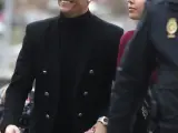 Cristiano Ronaldo, junto a su pareja Georgina Rodríguez, sonríe a los fans a su llegada a la Audiencia Provincial de Madrid.