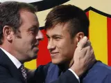 Sandro Rosell da la bienvenida a Neymar durante su presentación en Barcelona, en 2013.