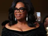 Oprah Winfrey sostiene su Globo de oro Cecil B. DeMille, es la primera mujer afroaméricana en obtenerlo.