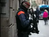 Mossos actuando contra los narcopisos en Ciutat Vella, Barcelona.
