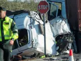 Vista del turismo siniestrado tras chocar con un camión en un accidente de tráfico, donde han muerto cinco personas, en la carretera A-394 en Utrera (Sevilla).