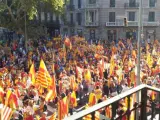 Los primeros concentrados en la manifestación convocada por Societat Civil Catalana empiezan a llegar a la plaza Urquinaona de Barcelona.