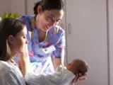Una matrona realiza la primera revisión del bebé tras el parto.