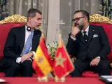 El rey Felipe y el monarca marroquí Mohamed VI durante la firma de acuerdos, en el Palacio de Huéspedes Agdal, en Rabat (Marruecos).