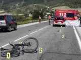 Estado en el que ha quedado la bicicleta de un ciclista que ha sido atropellado mortalmente en Erice de Iza, Navarra.