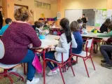 Una sesi&oacute;n de grupos interactivos, en los que los padres ayudan en el aula, en el colegio Miguel Hern&aacute;ndez de Getafe.