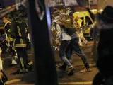 Víctimas abandonan la sala de conciertos Bataclan tras el tiroteo en París en 2015.
