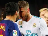 Sergio Ramos y Luis Suárez se encaran en el Barça - Real Madrid.