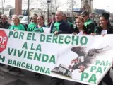 Miembros de la PAH reunidos en la plaza de Espanya de Barcelona para reivindicar el cumplimiento de la ley 24/2015.