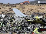 Restos del fuselaje del avión Boeing 737 MAX 8 de Ethiopian Airlines que se estrelló en Bishoftu, Etiopía, poco después de despegar.