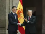 Pedro S&aacute;nchez y Andr&eacute;s Manuel L&oacute;pez Obrador en el Palacio Nacional de la Ciudad de M&eacute;xico.