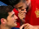 Gerard Piqué y Casillas bromean durante la presentación de la nueva camiseta de la selección española.