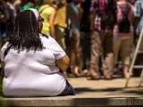 Mujer con obesidad sentada en un banco, en una imagen de archivo.