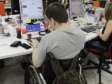 Una persona con una discapacidad, en su puesto de trabajo.