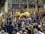 La imagen de 'la burrita' rodeada de palmas blancas durante el recorrido oficial de la procesión del Domingo de Ramos en Elche.