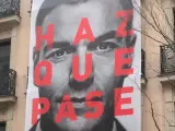 Cartel electoral en la fachada de la sede del PSOE, en la calle Ferraz.