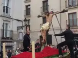 El Cristo de las Gotas de Burgos, antes de caer en plena procesi&oacute;n.