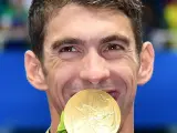 Michael Phelps con una de las medallas de oro que ganó en los Juegos de Río.