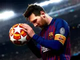 Leo Messi, con el bal&oacute;n de la Champions League.