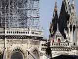 Bomberos inspeccionan la catedral de Notre-Dame tras el incendio.