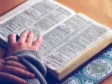 Una imagen de archivo de una chica leyendo la Biblia.