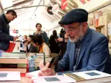El escritor vasco Fernando Aramburu no ha faltado tampoco este año a su cita con los lectores en Barcelona por Sant Jordi. El autor de 'Patria' ha firmado ejemplares de esta novela así como de otras de sus creaciones literarias, la más reciente el volumen de prosa poética 'Autorretrato sin mí', de 2018.