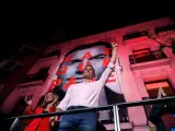 El candidato a la presidencia del Gobierno por el PSOE, Pedro Sánchez, celebra con sus seguidores la victoria en las elecciones del 28-A.