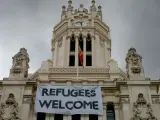 Pancarta con la leyenda &quot;Refugees Welcome&quot; en la fachada del Ayuntamiento de Madrid.