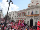 Cientos de personas se congregan en la Puerta del Sol tras participar en la manifestación del Primero de Mayo de 2019 en Madrid.