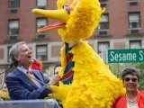 <p>El alcalde de Nueva York Bill de Blasio y Big Bird (Paco Pico) descubren la Calle Sésamo.</p>