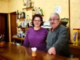 Mª Ángeles y Luis regentan el único bar del pueblo: "No sabemos lo que tardará, pero el pueblo puede desaparecer como otros tantos".