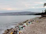 Fotografía cedida por la Universidad de Georgia que muestra desperdicios de plástico en una playa de Haití.