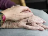 Las manos de dos personas mayores.