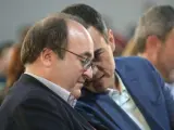 El presidente del Gobierno, Pedro Sánchez, durante la clausura de la convención municipal del PSC en Tarragona, junto al líder del PSC Miquel Iceta .