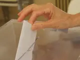 Imagen de una persona votando.