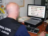 Un agente revisa material incautado en una operación contra la pederastia en Internet.