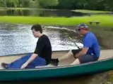 Momento antes de hundirse con una canoa.