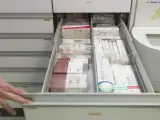 Un cajón de fármacos en el interior de una farmacia.