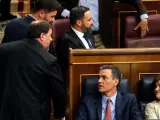 Oriol Junqueras y Pedro S&aacute;nchez se saludan durante la sesi&oacute;n constituyente de las Cortes.