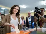 La candidata del PP a la Asamblea de Madrid, Isabel Díaz Ayuso, ejerce su derecho al voto este domingo en el instituto de enseñanza secundaria Lope de Vega de Madrid.