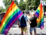 Dos manifestantes portan banderas arcoíris antes de la manifestación del Orgullo Gay en Madrid.